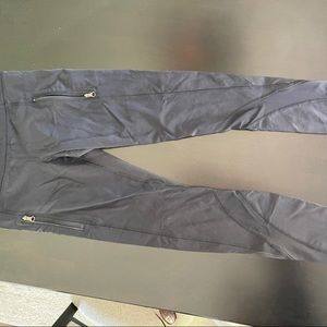 BLACK LULULEMON LEGGINGS CROPPED